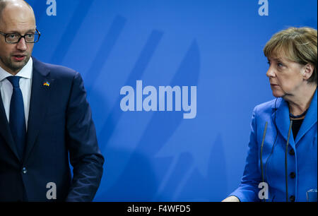 Berlino, Germania. 23 Ott, 2015. Il cancelliere tedesco Angela Merkel (R) e l'Ucraino il Primo Ministro Arseniy Yatsenyuk partecipare alla conferenza stampa dopo la riunione presso la cancelleria, Berlino, Germania, il Ott 23, 2015. Credito: Zhang ventola/Xinhua/Alamy Live News Foto Stock