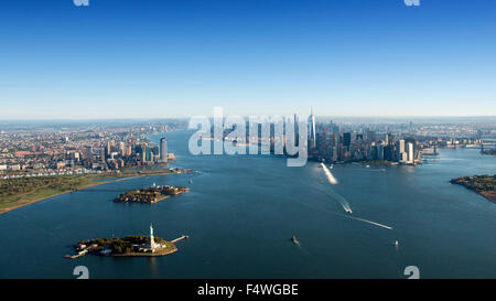 Riprese aeree da un elicottero, guardando verso Liberty Island, Jersey City e a Manhattan, New York STATI UNITI D'AMERICA Foto Stock