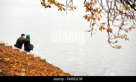 Praga, Repubblica Ceca. 23 Ott, 2015. I colori autunnali nel parco presso i tiratori (Strelecky) Isola di Praga Repubblica Ceca, Ottobre 23, 2015. © Katerina Sulova/CTK foto/Alamy Live News Foto Stock