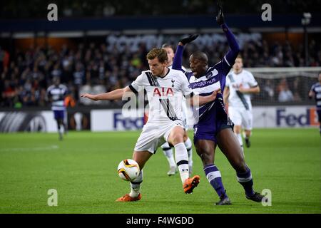 Anderlecht, Belgio. 22 ottobre, 2015. UEFA Europa League calcio. Anderlecht versus Tottenham Hotspur. Jan Vertonghen difensore del Tottenham - Stefano Okaka in avanti di RSC Anderlecht Credito: Azione Sport Plus/Alamy Live News Foto Stock