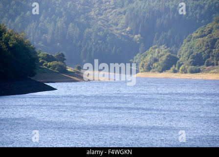 Serbatoio LADYBOWER, DERBYSHIRE REGNO UNITO - 29 settembre: serbatoio Ladybower brilla al sole il 29 sept 2013 nel distretto di Peak, Foto Stock