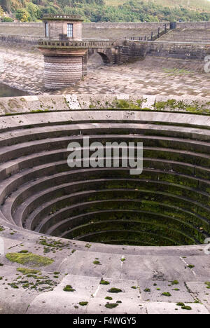 DERBYSHIRE REGNO UNITO - 06 Ott : Ladybower scampanatura del serbatoio di troppo pieno (o il foro del tappo) e disegnare off sulla torre 06 Ott 2013 nel picco Dis Foto Stock