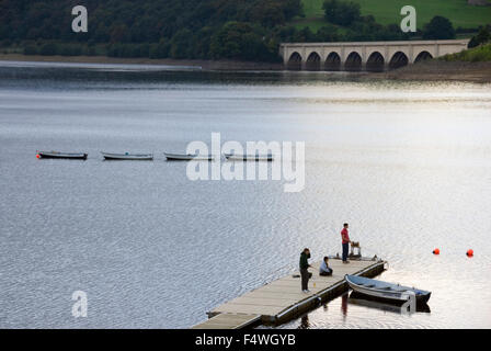 DERBYSHIRE REGNO UNITO - 04 Giugno: persone di pesca fuori del molo al Ladybower pesca al tramonto su 04 Giugno 2013 a serbatoio Ladybower, pisello Foto Stock