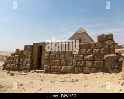 Vista della Piramide del faraone Khafre sull'altopiano di Giza, le Grandi Piramidi di Giza, il Cairo, Egitto Foto Stock
