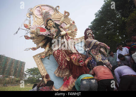 Dacca in Bangladesh. 23 Ott, 2015. Bengalese devoti indù preparare per immergere un idolo di argilla della dea Indù Durga nell ultimo giorno di Durga Puja festival a Dhaka, nel Bangladesh. Credito: Suvra Kanti Das/ZUMA filo/Alamy Live News Foto Stock