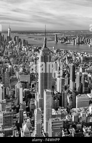 Ripresa aerea dell'Empire State Building, guardando verso la parte inferiore di Manhattan a New York City USA Foto Stock