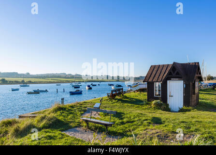 La capanna di traghetti e imbarcazioni ormeggiate presso la foce del fiume Aln, Alnmouth, Northumberland, England, Regno Unito Foto Stock