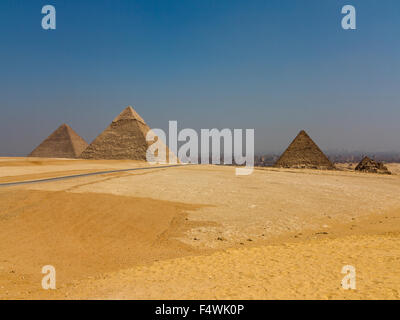 Panorama delle grandi piramidi di Giza preso dal punto di vista nel deserto, Giza, il Cairo, Egitto Foto Stock