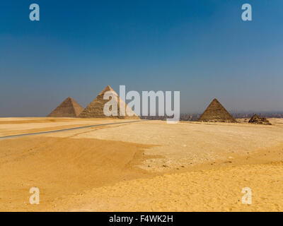 Panorama delle grandi piramidi di Giza preso dal punto di vista nel deserto, Giza, il Cairo, Egitto Foto Stock