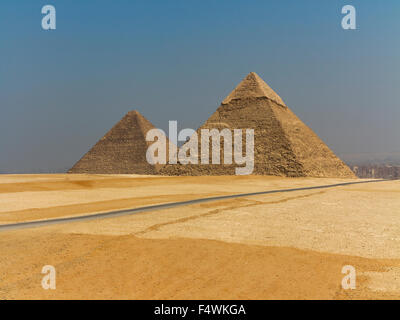 Panorama delle grandi piramidi di Giza preso dal punto di vista nel deserto, Giza, il Cairo, Egitto Foto Stock