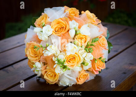 Bouquet nuziale con arancia e fiori bianchi Foto Stock