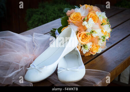 Wedding still life - bouquet nuziale e sposa le scarpe Foto Stock