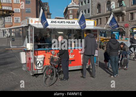 Una tipica e classica danese pølsevogn, un hot dog stand, a Gammeltorv su Strøget, la strada pedonale principale di Copenhagen, Danimarca. Foto Stock