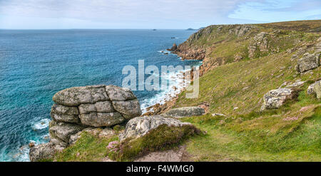 Paesaggio costiero panoramico a Lands End, Cornovaglia, Inghilterra, Regno Unito Foto Stock