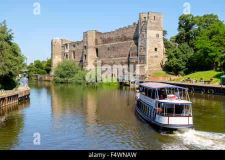 Crociera sul fiume Newark Pleasure vicino al castello di Newark, Regno Unito Foto Stock