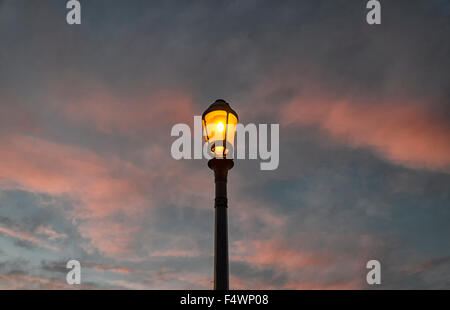 Vista della strada lampada accesa al crepuscolo Foto Stock