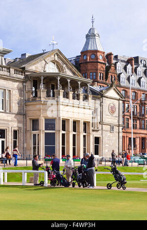 Gli amanti del golf di fronte alla clubhouse in attesa di tee off in corrispondenza del primo foro sul vecchio corso presso il St Andrews Fife, Scozia UK Foto Stock