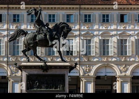 Piazza San Carlo e il monumento equestre di Emanuele Filiberto, Torino, Piemonte, Italia Foto Stock