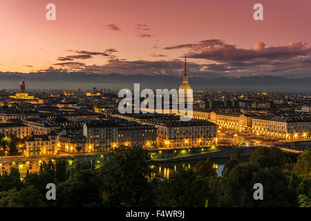 Lo skyline della citta' al tramonto, Torino, Piemonte, Italia Foto Stock