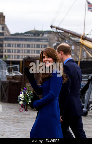 Dundee, Tayside, Scozia, Regno Unito, 23 ottobre 2015. Il Duca e la Duchessa di Cambridge visita a Dundee. Il principe William e Kate Middleton hanno fatto la loro prima visita ufficiale a Dundee. La coppia reale che arrivano al Discovery Point per un breve tour del capitano Scott la nave RRS Discovery di Dundee. Esse sono state soddisfatte dai bambini della Dunblane Scuola Primaria poi saliti a bordo della nave. © Dundee fotografico / Alamy Live News. Foto Stock