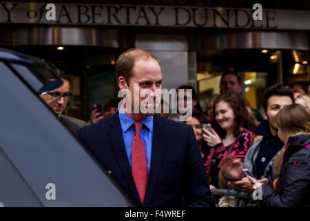 Dundee, Tayside, Scozia, Regno Unito, 23 ottobre 2015. Il Duca e la Duchessa di Cambridge visita a Dundee. Il principe William e Kate Middleton hanno fatto la loro prima visita ufficiale a Dundee. La coppia reale visitando la Abertay University. Esse sono state soddisfatte da studenti universitari al di fuori dell'entrata principale di Dundee. © Dundee fotografico / Alamy Live News. Foto Stock