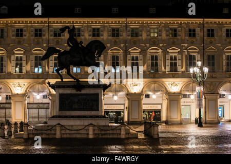 Vista notturna di Piazza San Carlo e il monumento equestre di Emanuele Filiberto, Torino, Piemonte, Italia Foto Stock