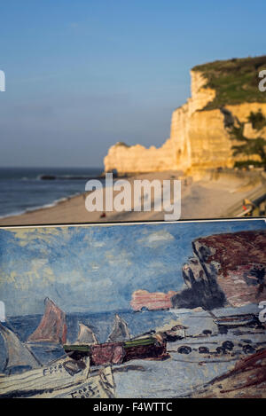La pittura di Claude Monet di barche da pesca e le Porte d'Amont, un arco naturale in Chalk Scogliere di Etretat, Normandia, Francia Foto Stock