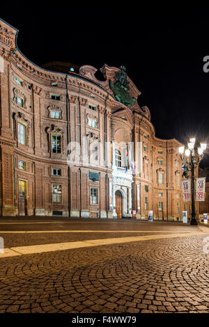 Vista notturna della facciata barocca del Palazzo Carignano di Torino, Piemonte, Italia Foto Stock