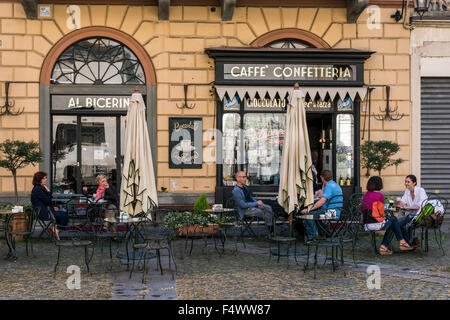 Persone seduti ai tavoli outiside lo storico Caffè Al Bicerin di Torino, Piemonte, Italia Foto Stock