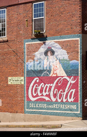 Un vecchio Coca-Cola pubblicità murale sul lato di un edificio che si trova nel piccolo villaggio di Burnsville, North Carolina. Burnsville è l'inizio del sentiero del quilt che onora la trapunta fatta a mano i disegni della Appalachian rurale regione. Foto Stock