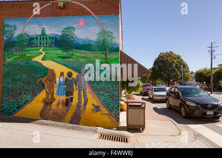 Un murale del Wizard of Oz dipinta sulla fiancata di un edificio che si trova nel piccolo villaggio di Burnsville, North Carolina. Burnsville è l'inizio del sentiero del quilt che onora la trapunta fatta a mano i disegni della Appalachian rurale regione. Foto Stock