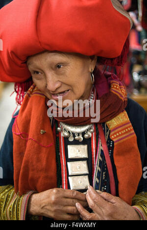 La donna da Red Dzao minoranza etnica gruppo, una tribù di montagna, al mercato di Sapa o Sa Pa, nel Vietnam del Nord, Vietnam, in Asia. Foto Stock