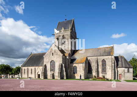 Sainte-Mère-Église chiesa con paracadute Memorial in onore del paracadutista John Steele che hanno combattuto durante il D-Day, Normandia, Francia Foto Stock