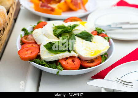 Insalata caprese, italiano mozzarella e insalata di pomodoro Foto Stock