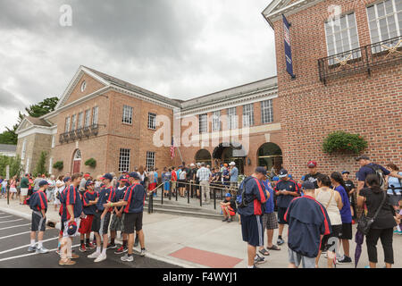 La Folla di poco i leghisti congregano al di fuori delle porte anteriori di Baseball Hall of Fame, Cooperstown, New York, Stati Uniti d'America Foto Stock