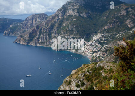 Vista in lontananza Positano, Costiera Amalfitana, con il mare e le barche Foto Stock