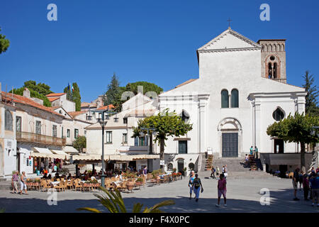 Duomo e piazza principale, Ravello, Amalfi, Italia, con bar e turisti Foto Stock