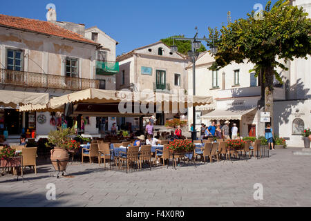 Piazza principale, Ravello con bar, caffetterie e turisti, Costiera Amalfitana, Italia Foto Stock