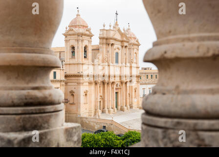 La cattedrale barocca di Noto (Sito UNESCO in Sicilia), visto attraverso due colonne Foto Stock