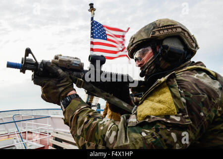 Un commando con gli Stati Uniti La guardia costiera marittima della squadra di risposta di sicurezza pronto assalto di forza durante una tattica di fermi in mare esercizio ottobre 22, 2015 in Hyannis, Massachusetts. Foto Stock