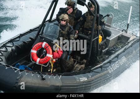 Commandos con gli Stati Uniti La guardia costiera marittima della squadra di risposta di sicurezza pronto assalto di forza durante una tattica di fermi in mare esercizio ottobre 22, 2015 in Hyannis, Massachusetts. Foto Stock