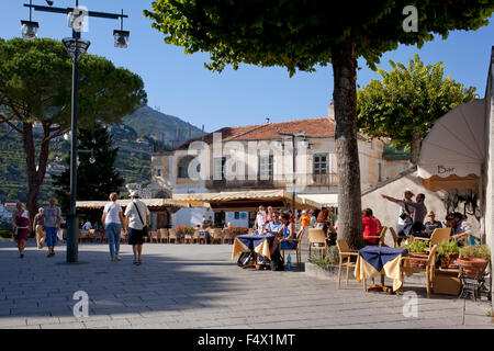 Piazza principale, Ravello con bar, caffetterie e turisti, Costiera Amalfitana, Italia Foto Stock