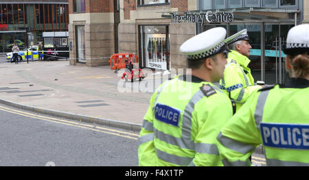 Guildford, Surrey Venerdì 23 ottobre 2015 sette persone colpite da un veicolo in Guildford town center al di fuori del centro di convento GV che mostra la scena del veicolo e forze di polizia che svolgono lavori per scoprire che cosa è accaduto ©UKNIP Foto Stock