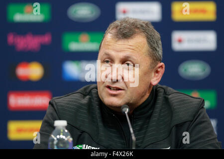 Twickenham, Londra, Regno Unito. 23 Ott, 2015. Nuova Zelanda capitano di una squadra di correre davanti a loro semi-finale contro il Sud Africa a ottobre 24th. Assistente del Coach Ian Foster parla durante una conferenza stampa Credito: Azione Sport Plus/Alamy Live News Foto Stock