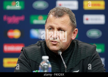 Twickenham, Londra, Regno Unito. 23 Ott, 2015. Nuova Zelanda capitano di una squadra di correre davanti a loro semi-finale contro il Sud Africa a ottobre 24th. Assistente del Coach Ian Foster parla durante una conferenza stampa Credito: Azione Sport Plus/Alamy Live News Foto Stock