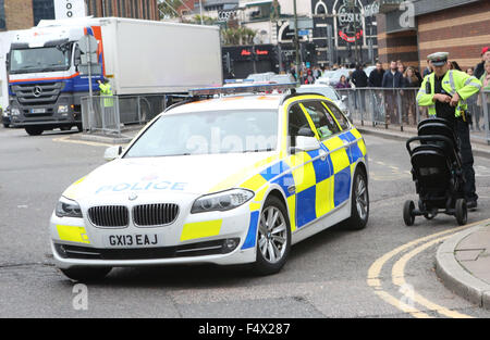 Guildford, Surrey Venerdì 23 ottobre 2015 sette persone colpite da un veicolo in Guildford town center al di fuori del centro di convento GV che mostra la scena del veicolo e forze di polizia che svolgono lavori per scoprire che cosa è accaduto ©UKNIP Foto Stock