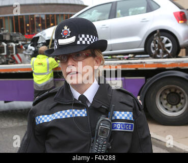 Guildford, Surrey Venerdì 23 ottobre 2015 sette persone colpite da un veicolo in Guildford town center al di fuori del centro di convento GV che mostra la scena del veicolo e forze di polizia che svolgono lavori per scoprire che cosa è accaduto ©UKNIP Foto Stock