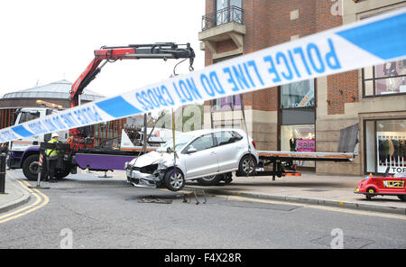 Guildford, Surrey Venerdì 23 ottobre 2015 sette persone colpite da un veicolo in Guildford town center al di fuori del centro di convento GV che mostra la scena del veicolo e forze di polizia che svolgono lavori per scoprire che cosa è accaduto ©UKNIP Foto Stock