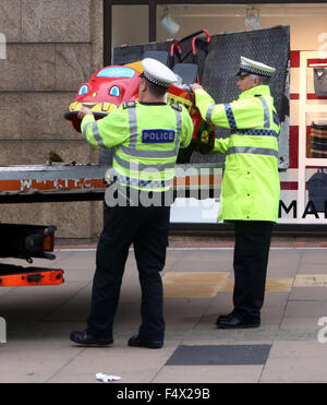 Guildford, Surrey Venerdì 23 ottobre 2015 sette persone colpite da un veicolo in Guildford town center al di fuori del centro di convento GV che mostra la scena del veicolo e forze di polizia che svolgono lavori per scoprire che cosa è accaduto ©UKNIP Foto Stock