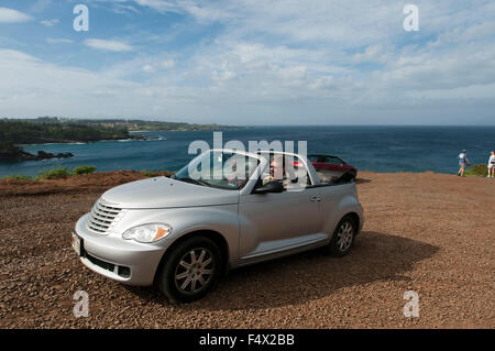 Noleggio auto Chrysler PT Cruiser convertibile nel paesaggio tra Kahakuloa Honokohau y. Maui. Hawaii. Testa di Kahakuloa e la piccola Foto Stock